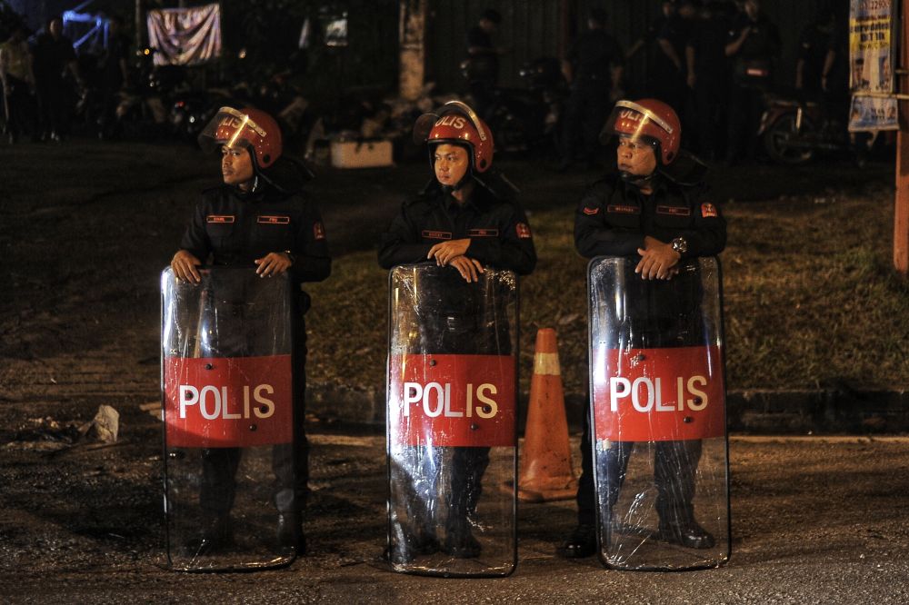 Federal Reserve Unit police stand guard outside the Sri Maha Mariamman Devasthanam temple November 28, 2018. u00e2u20acu2022 Picture by Shafwan Zaidon