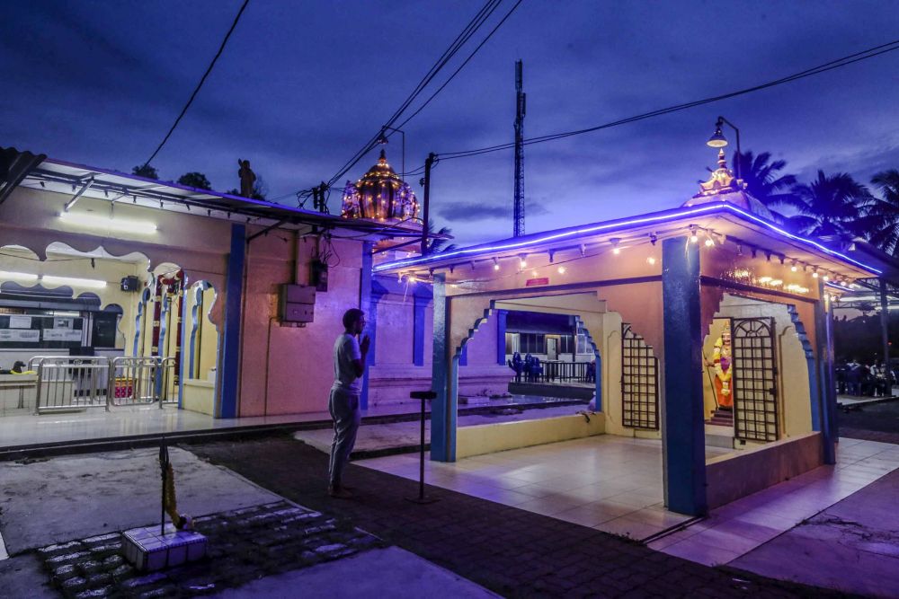 A Hindu devotee prays at the Sri Maha Mariamman Devasthanam temple November 27, 2018. ― Picture by Firdaus Latif