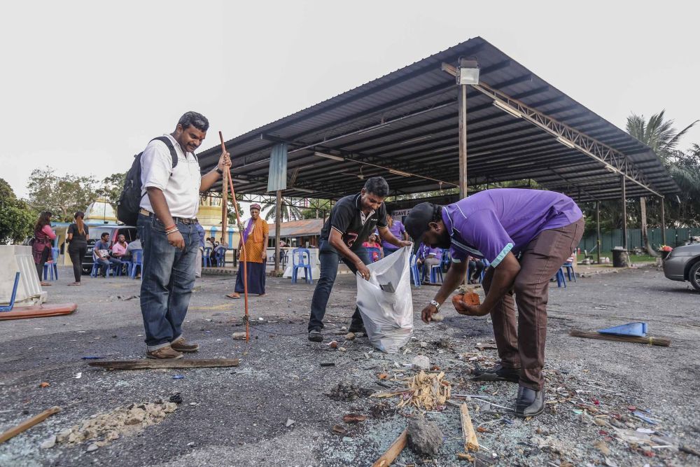 Hindu devotees clean up rubbish at the Sri Maha Mariamman Devasthanam temple November 27, 2018. u00e2u20acu2022 Picture by Firdaus Latif