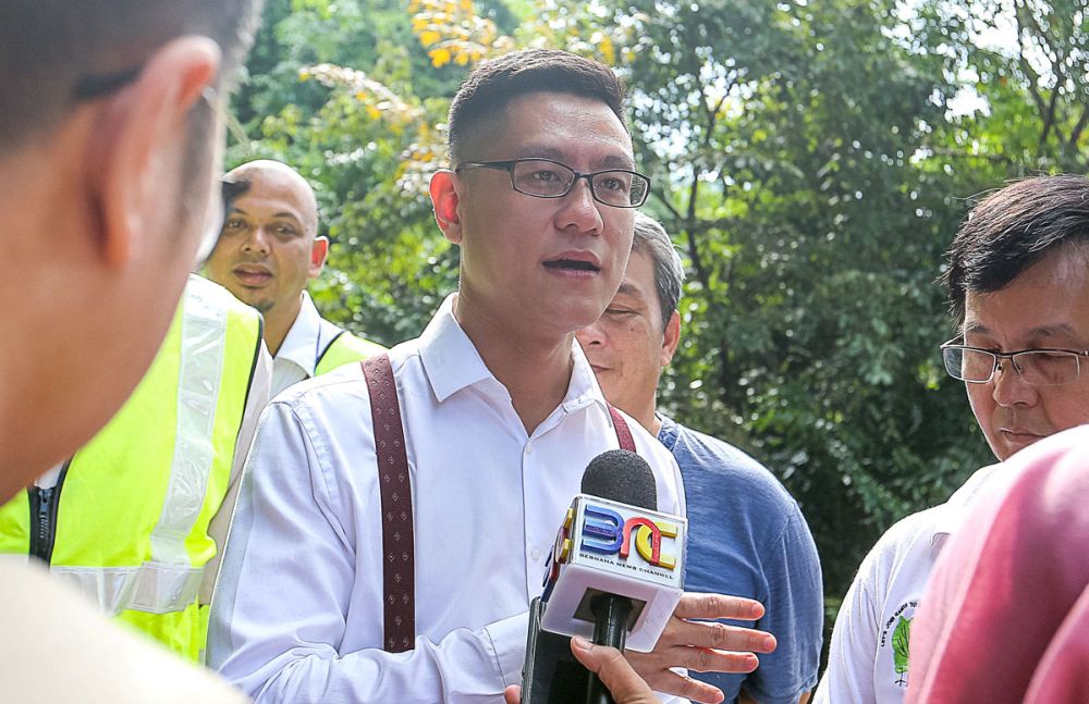 Public Works, Utilities and Flood Mitigation Exco Zairil Khir Johari speaks to reporters on the landslide at Jalan Balik Pulau in Penang November 5, 2018. u00e2u20acu2022 Picture by Sayuti Zainudin
