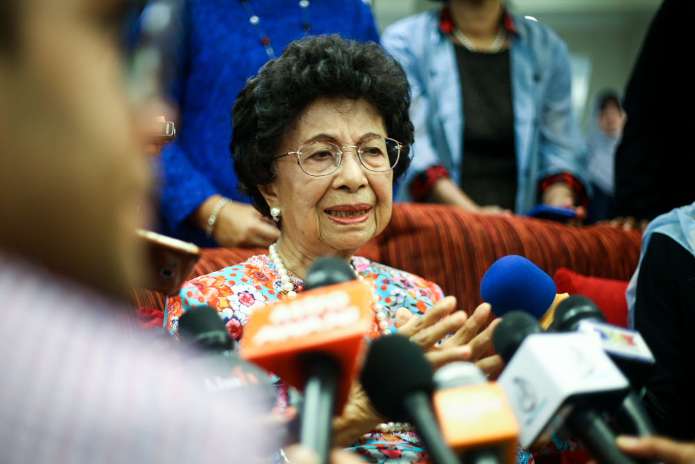 Tun Dr Siti Hasmah speaks to the media after the ceremony at the Global Doctors Hospital in Mont Kiara December 4, 2018. u00e2u20acu201d Picture by Ahmad Zamzahuri