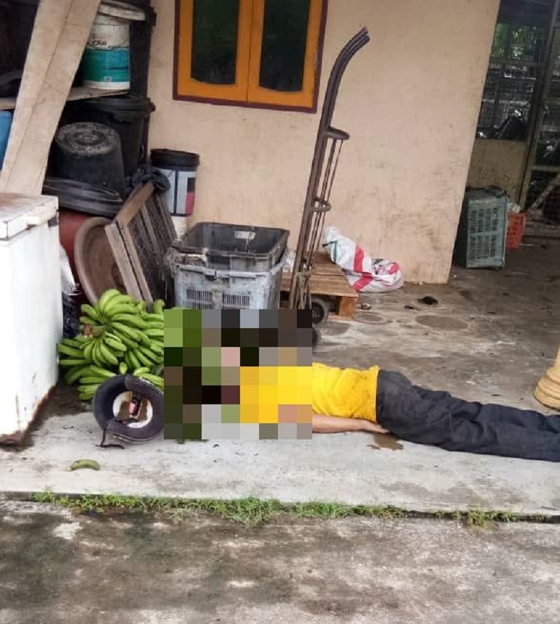 Gambar lelaki maut terbaring di belakang sebuah rumah di Kampung Tebakang, didakwa dipukul kerana mencuri pisang orang kampung. u00e2u20acu201d Foto ihsan Twitter/MyWatch