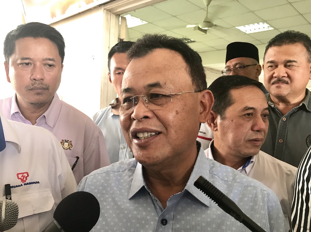 Johor Mentri Besar Datuk Osman Sapian speaks to reporters in Johor Baru December 7, 2018. u00e2u20acu201d Picture by Ben Tan