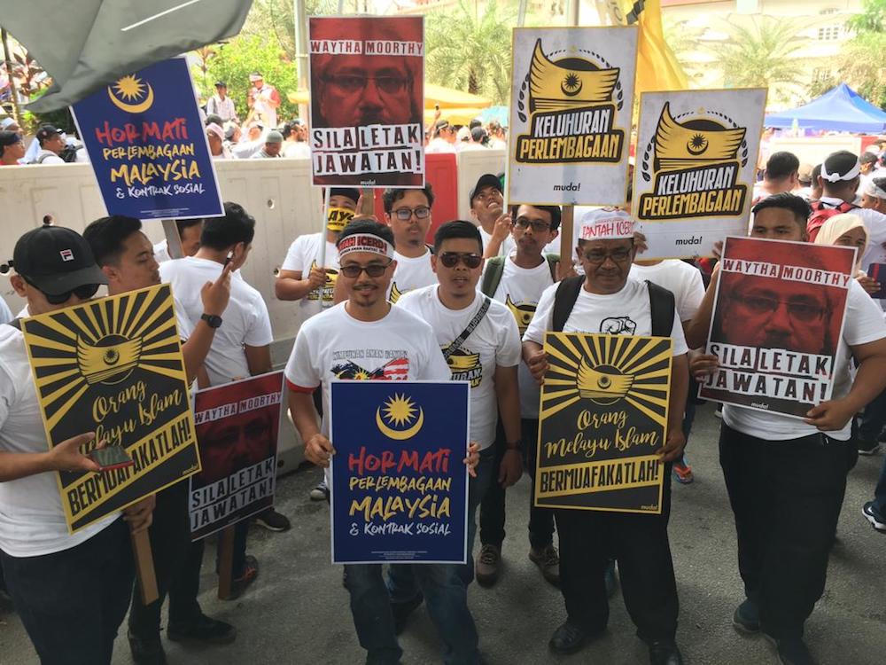 Anti-ICERD protesters gather near Masjid Jamek LRT station in Kuala Lumpur December 8, 2018. — Picture by Mukhriz Hazim  