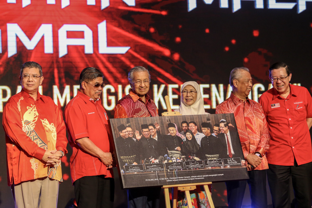 An autographed portrait of Pakatan Harapan leaders after they were sworn-in as ministers was sold for RM500,000 during the Pakatan Harapan charity dinner at PICC December 9, 2018. u00e2u20acu201d Picture by Hari Anggara