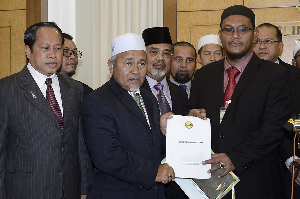 Kubang Kerian MP Datuk Tuan Ibrahim Tuan Man speaks to reporters while holding a memorandum in Parliament December 11, 2018. — Picture by Miera Zulyana