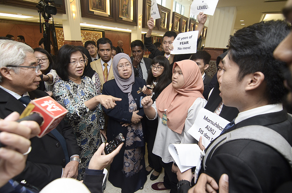 Pasir Gudang MP Hassan Abdul Karim and Petaling Jaya MP Maria Chin Abdullah speaks to student group Academic Freedom Coalition in Parliament December 11, 2018. u00e2u20acu201d Picture by Miera Zulyana