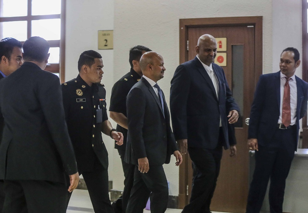 Former 1MDB chief executive officer Arul Kanda Kandasamy (centre) arrives at the Kuala Lumpur High Court December 12, 2018. u00e2u20acu201d Picture by Firdaus Latifnn