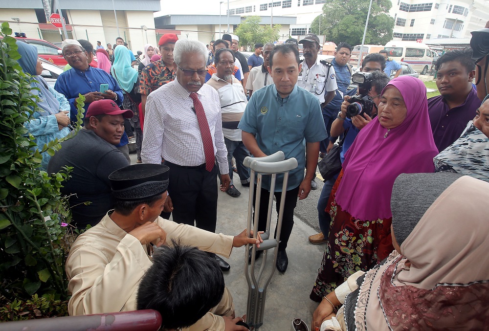 A. Sivanesan (in white shirt) and Abdul Yunus Jamhari (in blue shirt) visiting the families of the Jelapang fire victims at the Hospital Raja Permaisuri Bainun in Ipoh December 12, 2018. u00e2u20acu201d Picture by Farhan Najib