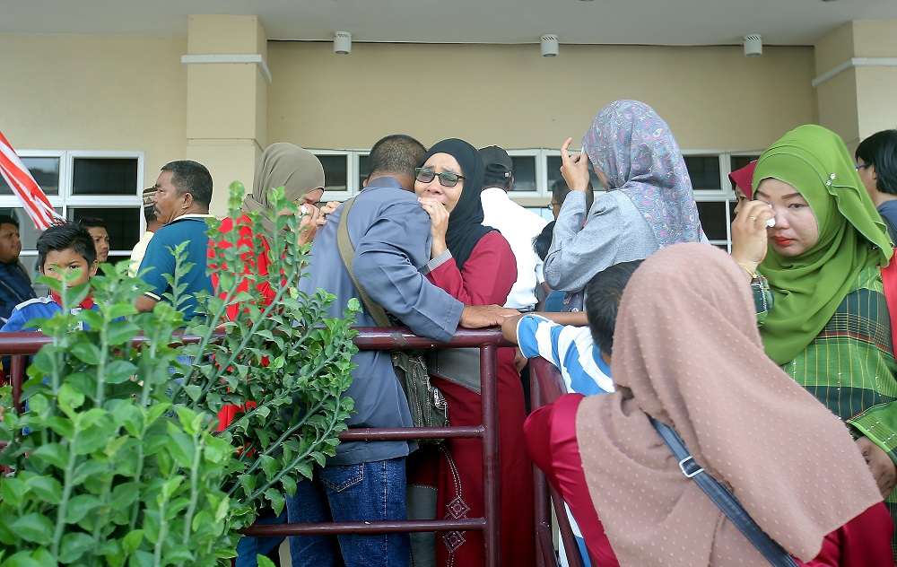 The families of the Jelapang fire victims in tears at the Hospital Raja Permaisuri Bainun in Ipoh December 12, 2018. 