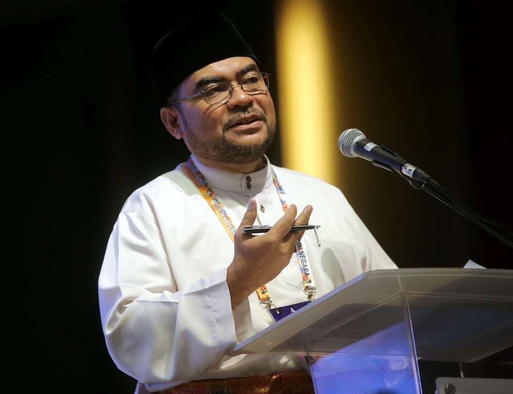 Datuk Seri Mujahid Yusof Rawa addresses the Amanah National Convention in Ipoh December 14, 2018. u00e2u20acu201d Picture by Farhan Najib