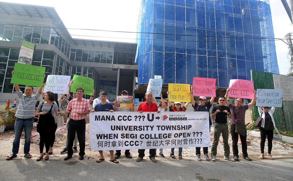 A group of property buyers at Segi Enclave in Menglembu stage a protest in front of the developeru00e2u20acu2122s office at Jalan Sultan Abdul Jalil in Ipoh December 19, 2018. u00e2u20acu201d  Picture by Farhan Najib