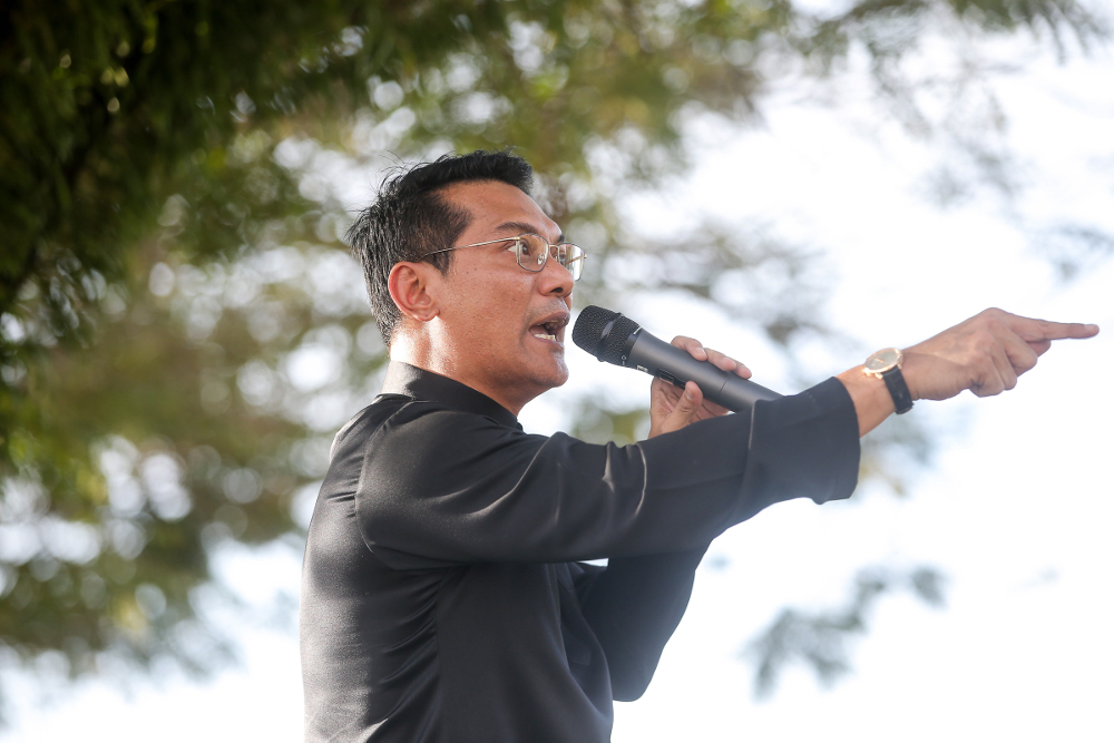 Jaringan Melayu Malaysia president Datuk Azwanddin Hamzah speaks at a gathering of Malay groups in Ipoh to demand justice for for Muhammad Adib Mohd Kassim December 22, 2018. u00e2u20acu201d Picture by Farhan Najib