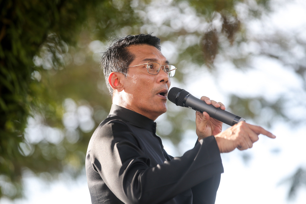 Jaringan Melayu Malaysia president Datuk Azwanddin Hamzah speaks at a gathering of Malay groups in Ipoh to demand justice for for Muhammad Adib Mohd Kassim December 22, 2018. u00e2u20acu201d Picture by Farhan Najib