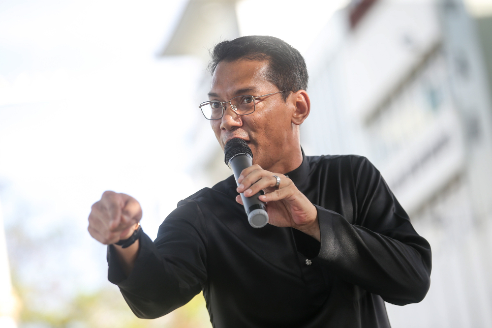 Jaringan Melayu Malaysia president Datuk Azwanddin Hamzah speaks at a gathering of Malay groups in Ipoh to demand justice for for Muhammad Adib Mohd Kassim December 22, 2018. u00e2u20acu201d Picture by Farhan Najib