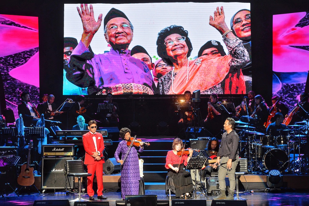 Tun Dr Siti Hasmah Mohd Ali plays the violin during the ‘Duo Lagenda’ concert at Istana Budaya in Kuala Lumpur December 22, 2018. — Picture by Shafwan Zaidon
