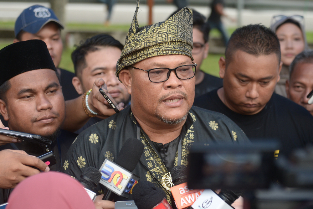 Gerakan Rakyat Malaysia (GERAS) president Abu Bakar Mohamed speaks during the Justice for Adib and fire Waytha Moorthy rally in Klang December 25, 2018. u00e2u20acu201d Picture by Mukhriz Hazim