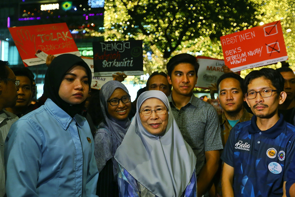 Datuk Seri Wan Azizah Wan Ismail and Syed Saddiq Syed Abdul Rahman attend the u00e2u20acu02dcStreet Dakwahu00e2u20acu2122 event near KLCC organised by Persatuan Kebangsaan Pelajar Islam Malaysia (PKPIM) December 31, 2018. u00e2u20acu201d Picture by Ahmad Zamzahuri