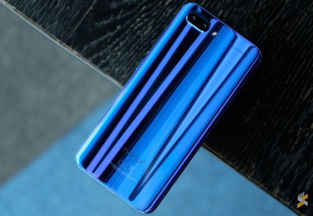 Huawei claims that the Honor 10 and V10 have helped to propel Honor as China’s number one online smartphone brand. — SoyaCincau pic