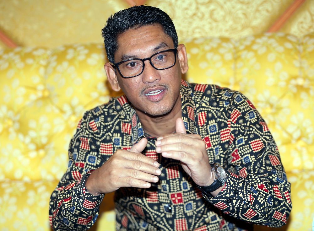 Perak Mentri Besar Datuk Seri Ahmad Faizal Azumu speaks to reporters after opening a seminar for local councillors in Ipoh December 6, 2018. u00e2u20acu201d Picture by Mukhriz Hazim