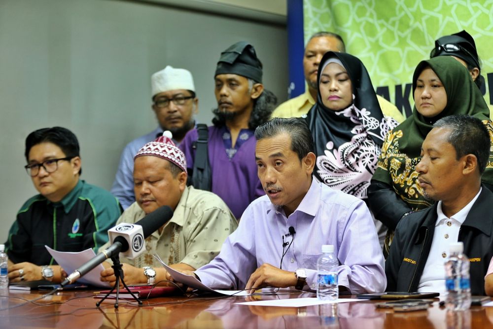 Gerakan Pembela Ummah chairman Aminuddin Yahaya speaks during a press conference December 18, 2018. u00e2u20acu201d Picture by Ahmad Zamzahuri