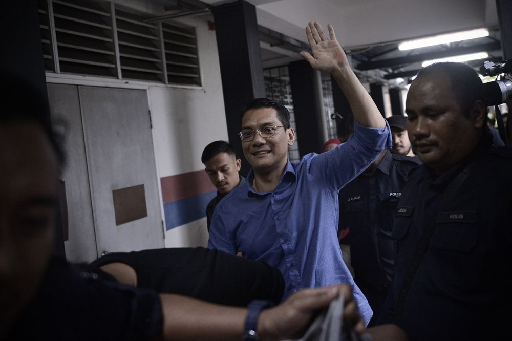Datuk Azwanddin Hamzah arrives at the Klang Court Complex at 9am in a police truck, December 27, 2018. u00e2u20acu2022 Picture by Mukhriz Hazim