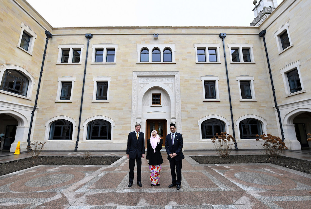 Richard Makepeace, Dr Wan Azizah Wan Ismail and Datuk Afiu00c2u00adfi Al-Akiti pose for pictures outside the Oxford Centre for Islamic Studies in Oxford December 6, 2018. u00e2u20acu201d Bernama pic
