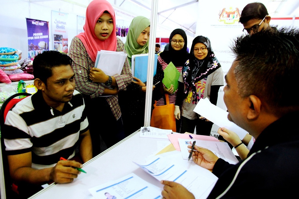 People applying for jobs at the career carnival held in conjunction with the Entrepreneur and Property Carnival in Meru, Ipoh December 15, 2018. u00e2u20acu201d Bernama pic