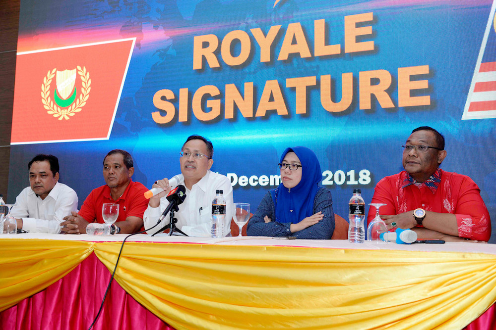 Datuk Mohd Rawi Abd Hamid (centre) addresses a press conference in Alor Setar December 20, 2018. u00e2u20acu201d Bernama pic