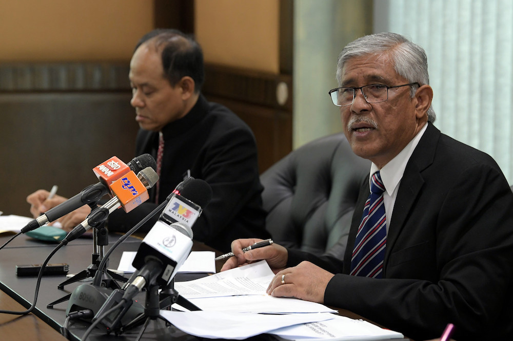 Datuk Seri Mohd Shukri Abdull and general Tan Sri Abu Kassim Mohamed attend a press briefing for the Report on the Year-End Achievement in the War Against Corruption in Malaysia for June-December 2018 in Putrajaya December 21, 2018. u00e2u20acu201d Bernama pic