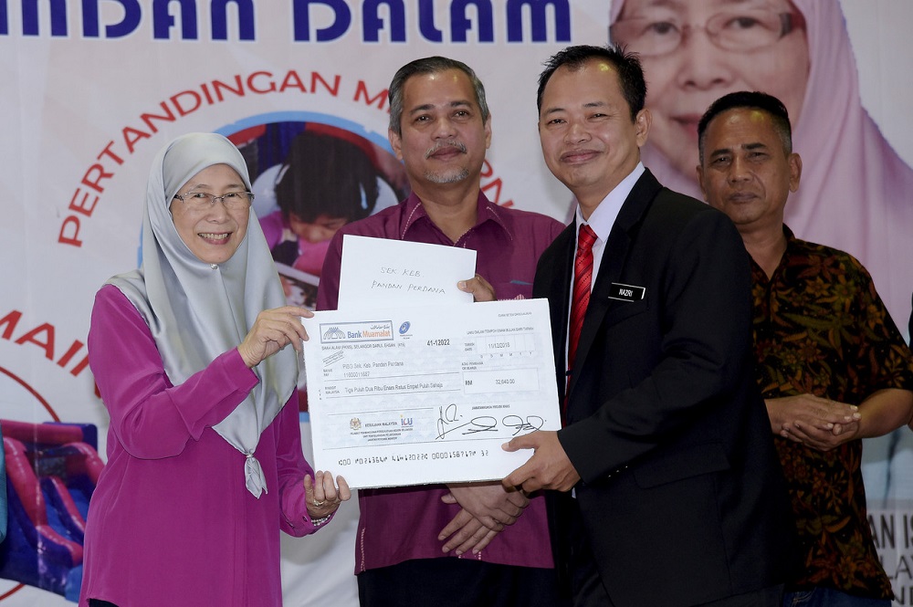 Deputy Prime Minister Datuk Seri Dr Wan Azizah Wan Ismail presents a mock cheque to the headmaster of SK Pandan Perdana during the Pandan Womenu00e2u20acu2122s Aspect Carnival and Back to School Programme in Kuala Lumpur December 29, 2018. u00e2u20acu201d Bernama pic