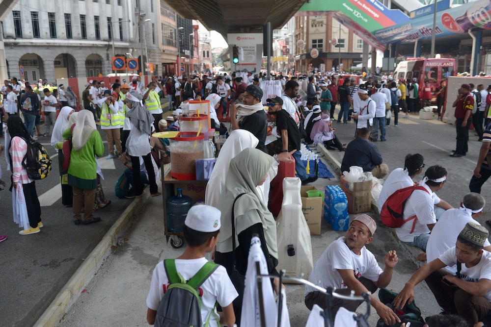 Anti-ICERD rally participants gather at Masjid Jamek in Kuala Lumpur December 8, 2018. — Pictures by Mukhriz Hazim