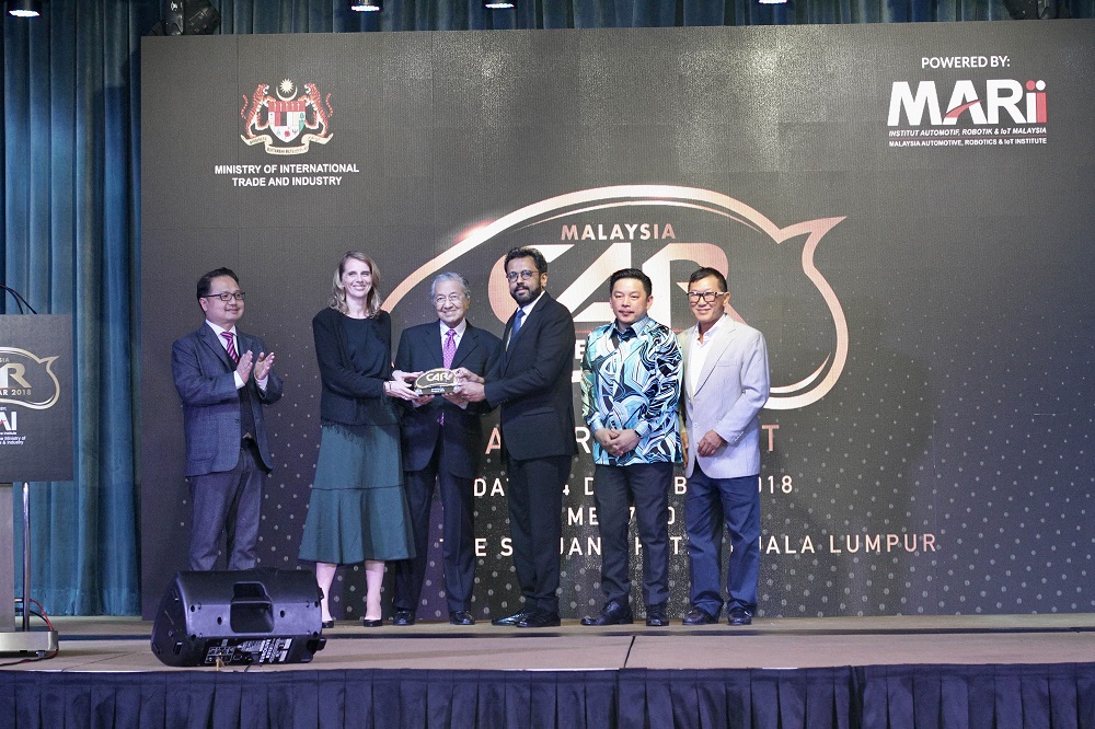 Laurence Noel (second from left) and Datou00e2u20acu2122 Samson Anand George receiving the Car Of The Year 2018 Award from (from left) Datou00e2u20acu2122 Madani Sahari, Tun Dr Mahathir Mohamad,  Datuk Ignatius Darell Leiking and Yamin Vong. u00e2u20acu201d Picture courtesy of Naza Group