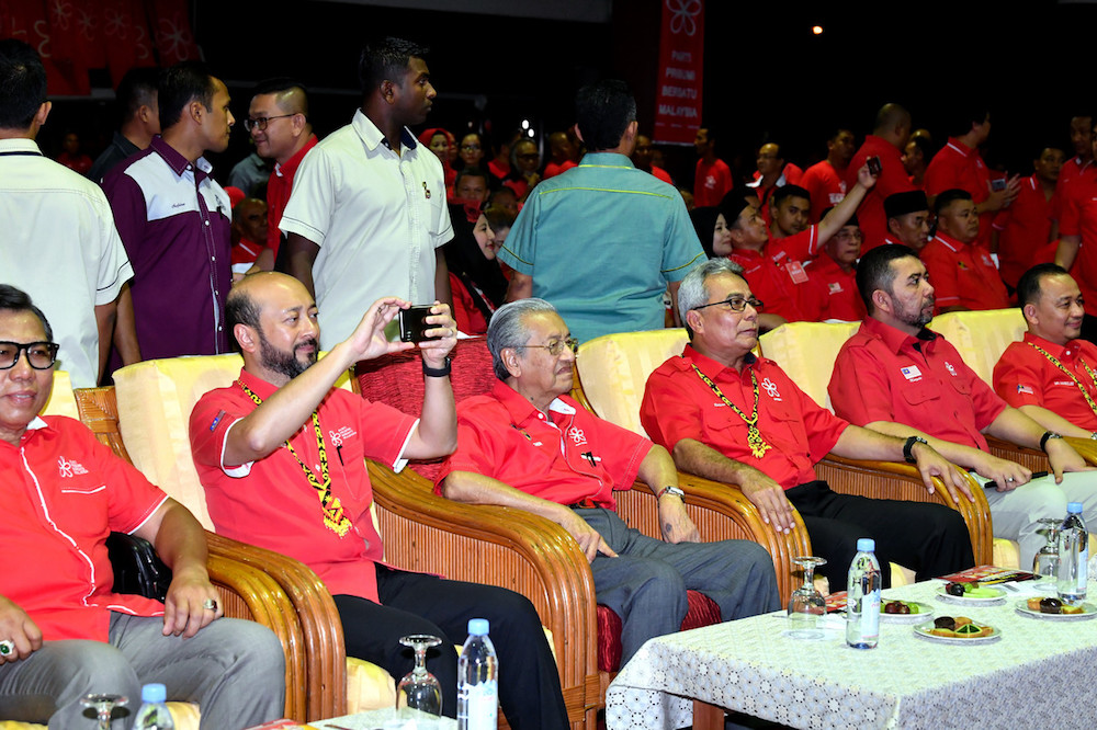 Dr Mahathir (third from  left) attends the launch of Bersatu Sarawak at Dewan Suarah in Bintulu, Sarawak, December 1, 2018. u00e2u20acu201d Bernama pic