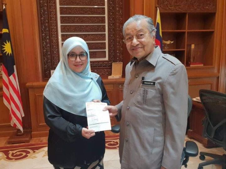 Datuk Mas Ermieyati Samsudin (kiri), bekas ketua Puteri Umno,  mengumumkan masuk PPBM hari ini. u00e2u20acu201d Foto ihsan Facebook/Mas Ermieyati Samsudin 