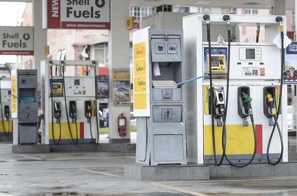 Customers are seen at a petrol station in Puchong Permai December 27, 2018. u00e2u20acu201d Picture by Miera Zulyana