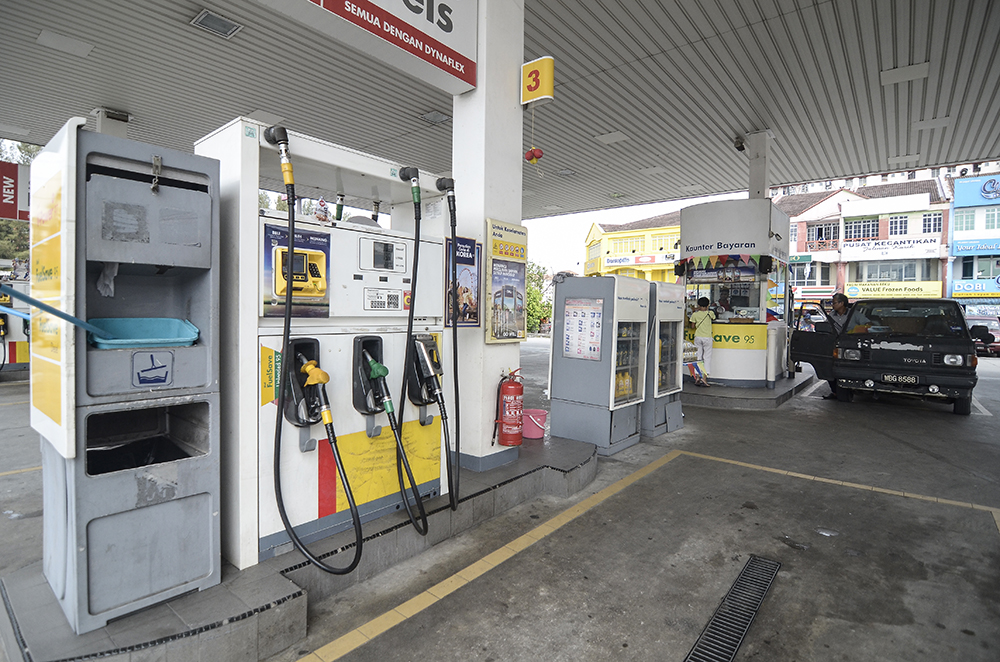 Customers are seen at a petrol station in Puchong Permai December 27, 2018. u00e2u20acu201d Picture by Miera Zulyana