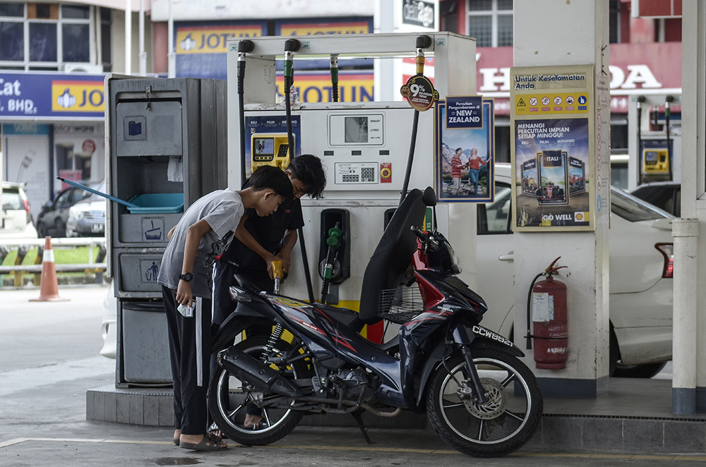 Customers are seen at a petrol station in Puchong Permai December 27, 2018. u00e2u20acu201d Picture by Miera Zulyana