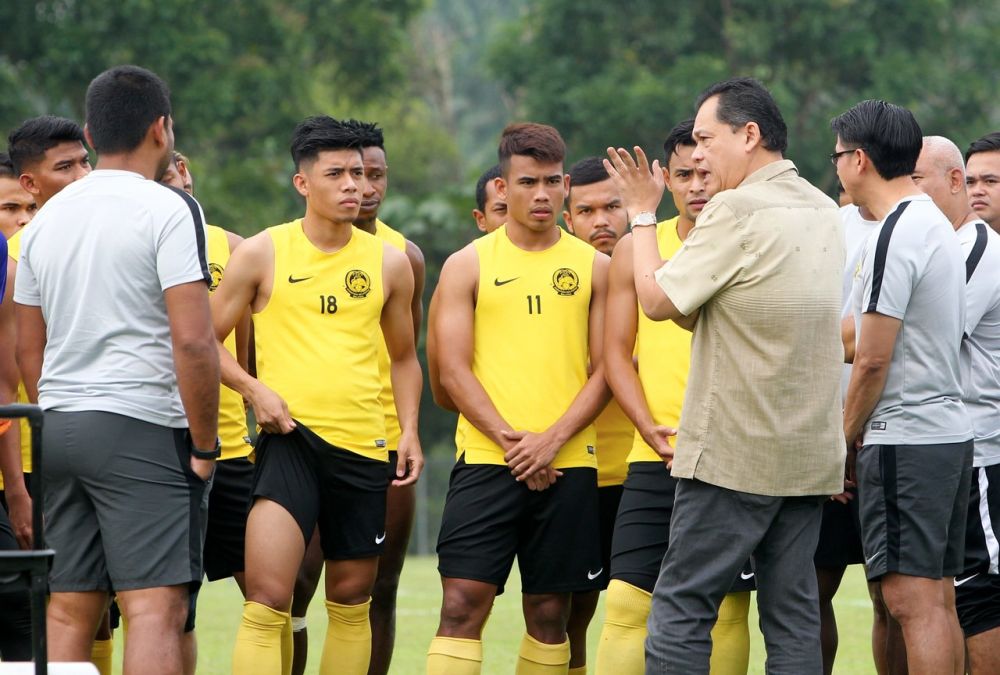 Presiden FAM Datuk Hamidin Mohd Amin (dua, kanan) memberi taklimat kepada pasukan Harimau Malaya sebelum menjalani sesi latihan di padang Universiti Sains Islam Malaysia (USIM), 8 Disember 2018. u00e2u20acu2022 Foto Bernama