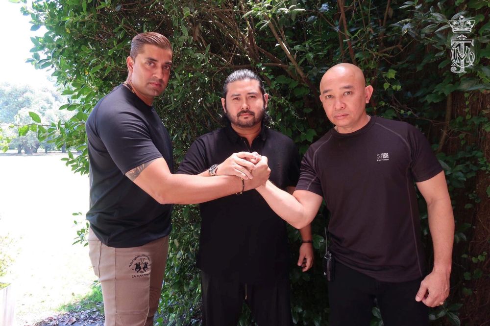 Johor Crown Prince Tunku Ismail Sultan Ibrahim (centre) with the two individuals, Singaporean Prem Singh (left) and Malaysian Leftenan Kolonel Samsyawal Muhamad (right). u00e2u20acu201d Picture via Facebook