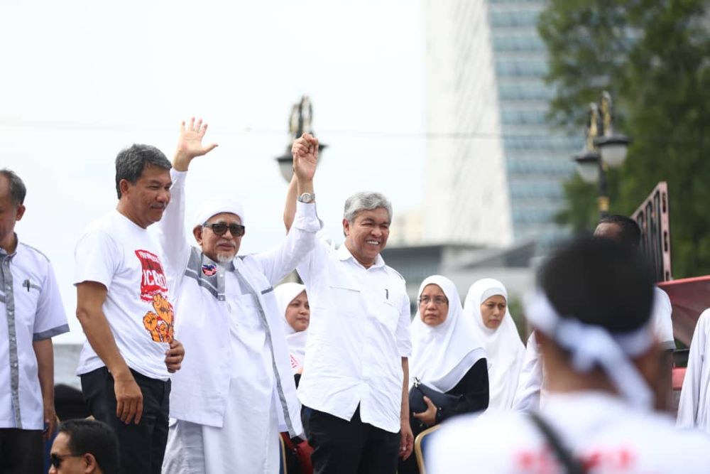 Umno deputy president Datuk Seri Mohamad Hassan, PAS president Datuk Seri Abdul Hadi Awang and Umno president Datuk Seri Ahmad Zahid Hamidi share the limelight at the anti-ICERD rally, December 8, 2018. u00e2u20acu2022 Picture by Ahmad Zamzahuri