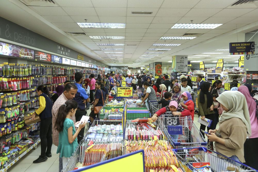 Parents hunting for stationery for their children at a shopping mall in Kuala Lumpur December 30, 2018. u00e2u20acu2022 Picture by Yusof Mat Isa