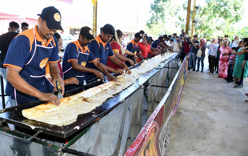 Pekerja Aachi Kitchen Catering mencatat Book of Record dengan memasak tosai terpanjang iaitu 8.1 meter, 28 Disember 2018. u00e2u20acu201d Foto Bernama