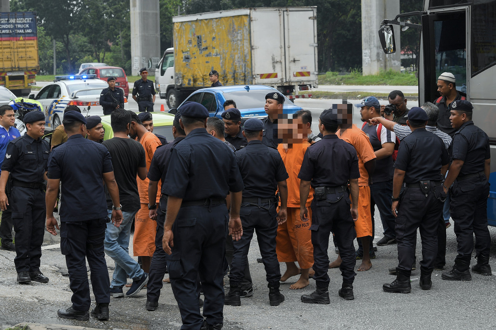 Beberapa suspek yang ditahan berhubung insiden kekecohan di Kuil Sri Maha Mariamman dibawa ke lokasi kejadian untuk membantu siasatan pihak polis 3 Disember 2018. u00e2u20acu201d Foto Bernama