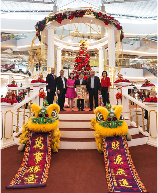 The mallu00e2u20acu2122s special Christmas opening recently was officiated by Cheras MP Tan Kok Wai (third from right), Lim (second from right) and Ekovest managing director Tan Sri Lim Keng Cheng (second from left). u00e2u20acu201d Picture courtesy of Ekovest Berhad