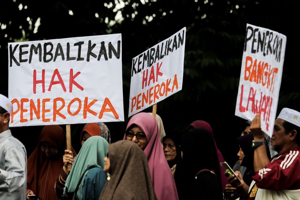 Felda settlers gather in front of main entrance of Parliament in Kuala Lumpur December 11, 2018. u00e2u20acu2022 Picture by Hari Anggara