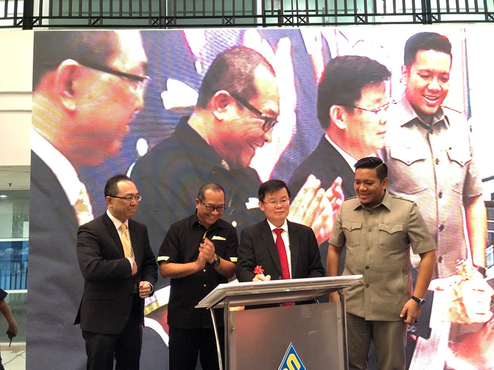 Penang Chief Minister Chow Kon Yeow (second right) and PDC general manager Datuk Rosli Jaafar (second left) at the official launch of GBS@Mayang in George Town December 6, 2018. u00e2u20acu201d Picture by Opalyn Mok