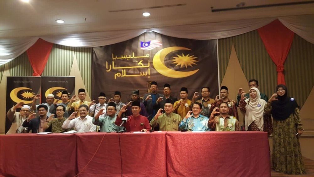 Isma members show the 'C' handsign in support of the Malaysia Negara Islam campaign. u00e2u20acu2022 Picture via Twitter/Malaysia Negara Islam