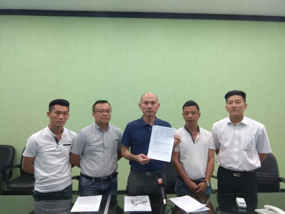 Lim Lip Eng showing the notice of demand submitted to him at his Kepong DAP Service Centre here. u00e2u20acu2022 Picture by Kenneth Tee