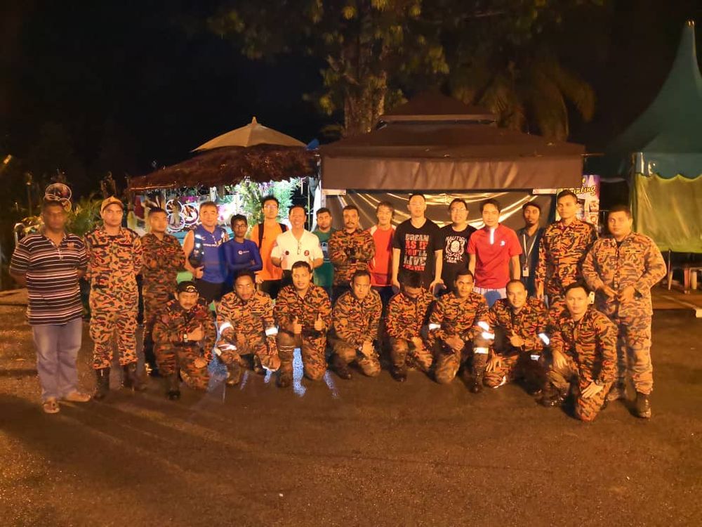 The rescuers pose for a picture after bringing down the hikers from the jungle at about 5am. ― Picture courtesy of Fire and Rescue Department